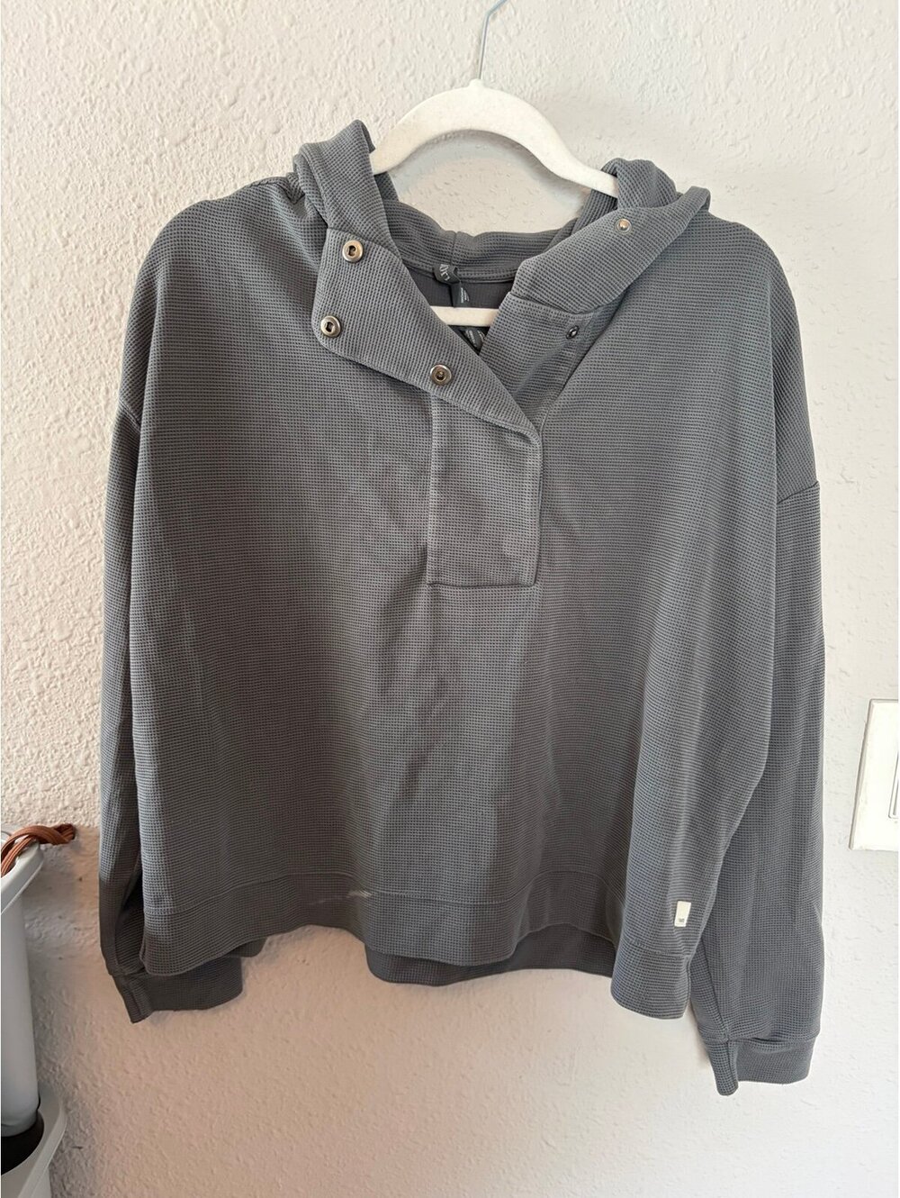Vuori Bayview Thermal Hoodie Waffle Grey size L. Stain on bottom front and few s
